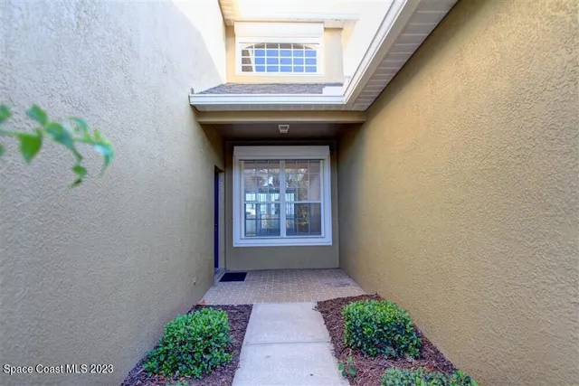 a view of entryway with garden