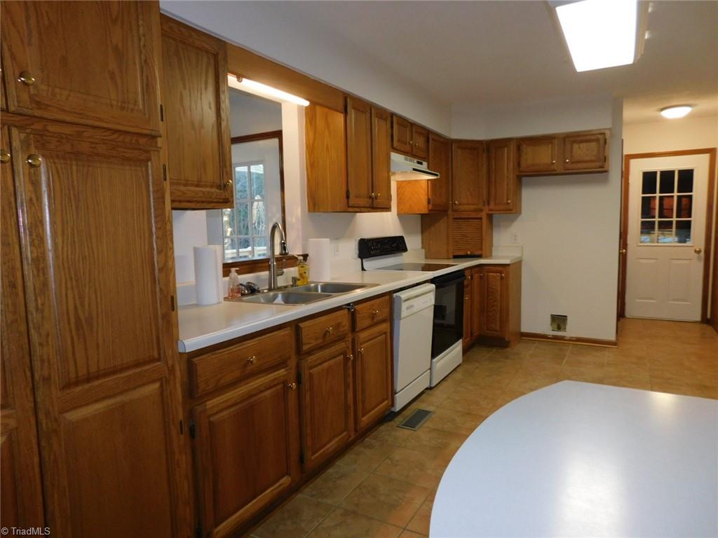 3830 Cunningham Road Thomasville, NC 27360 - Photo 23 of 32 Kitchen