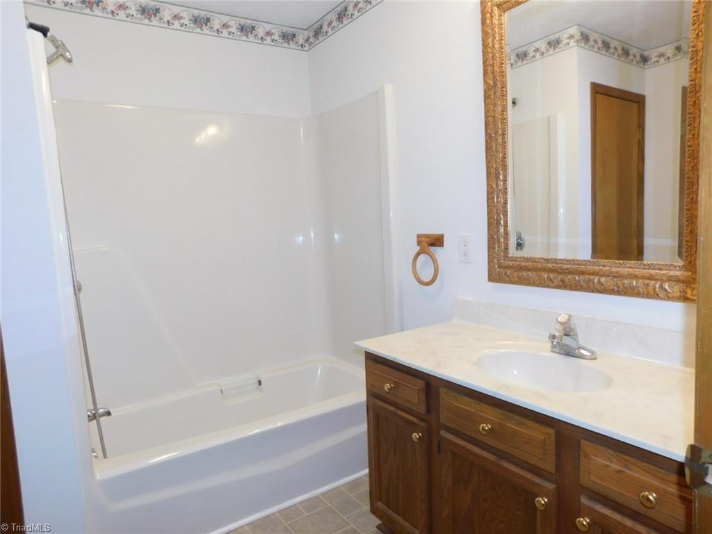 3830 Cunningham Road Thomasville, NC 27360 - Photo 25 of 32 2nd Level Bath