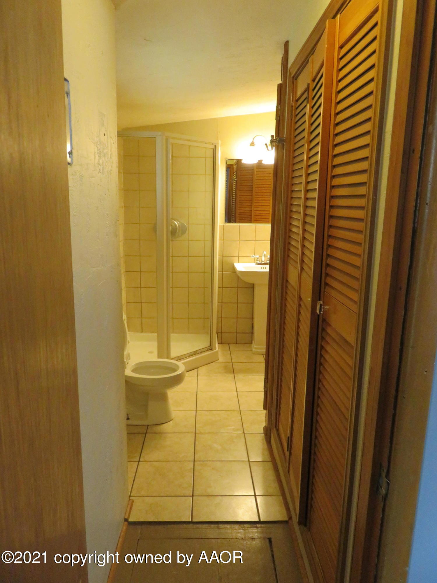 4804 Bowie Street Amarillo, TX 79110 - Photo 11 of 18 2nd bathroom