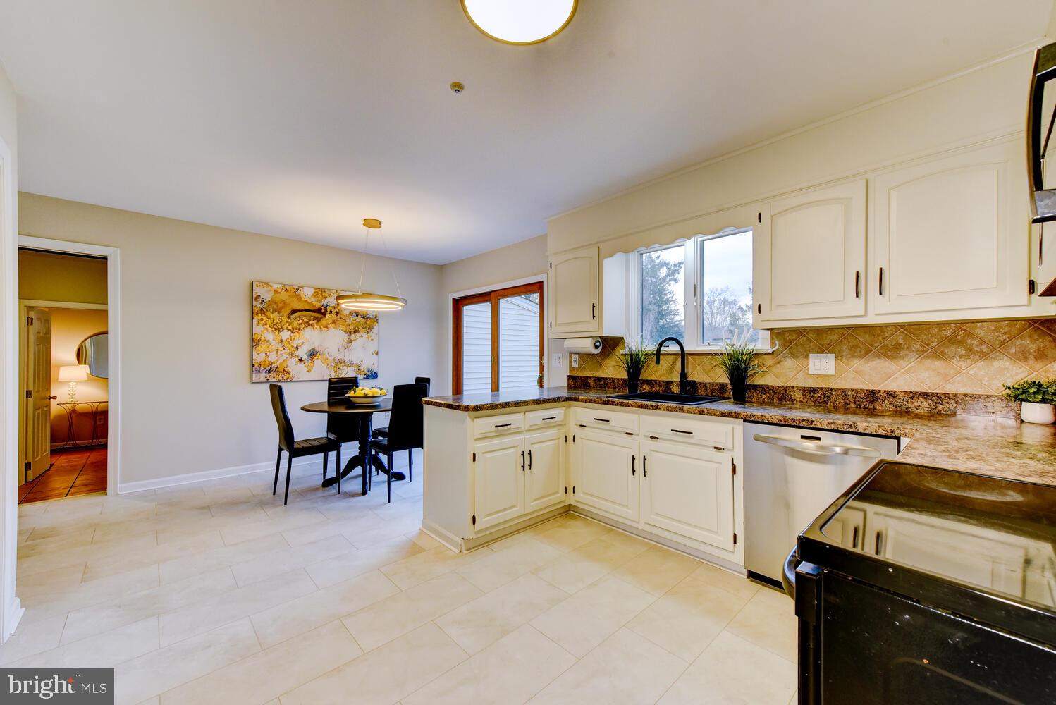 6 Coventry Circle Princeton Junction, NJ 08550 - Photo 15 of 70 Spacious Eat-In Kitchen
