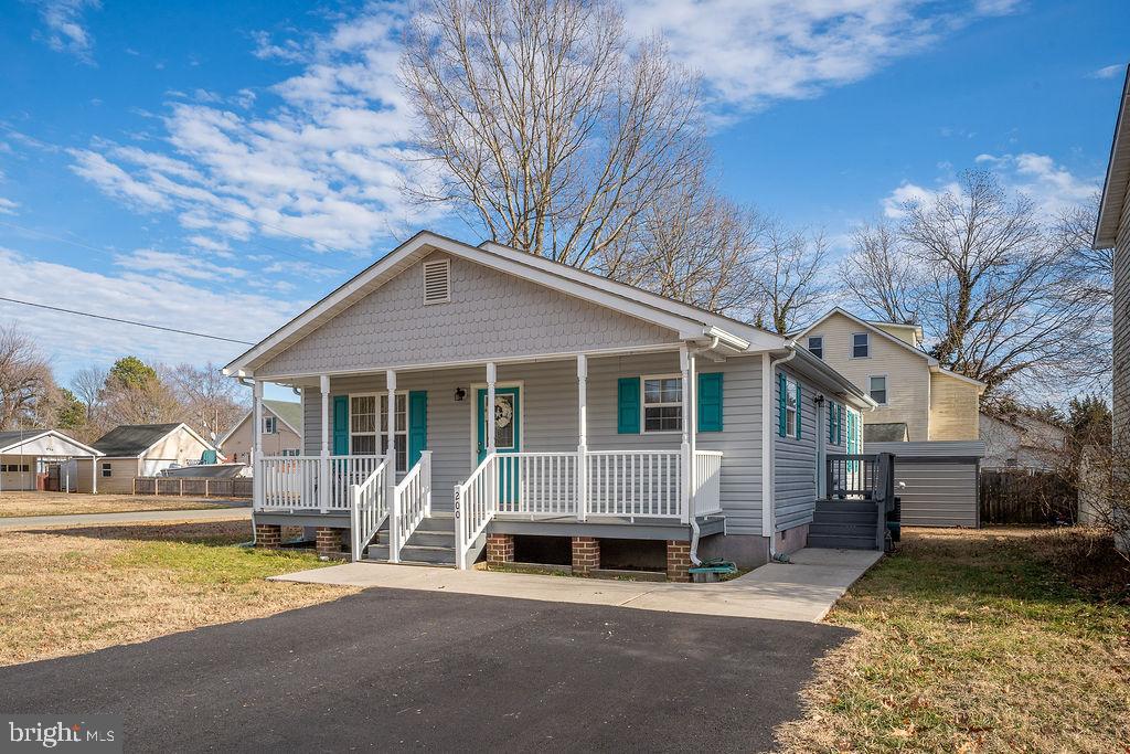 200 5th Street Colonial Beach, VA 22443 - Photo 2 of 45 Charming home with inviting porch and yard.