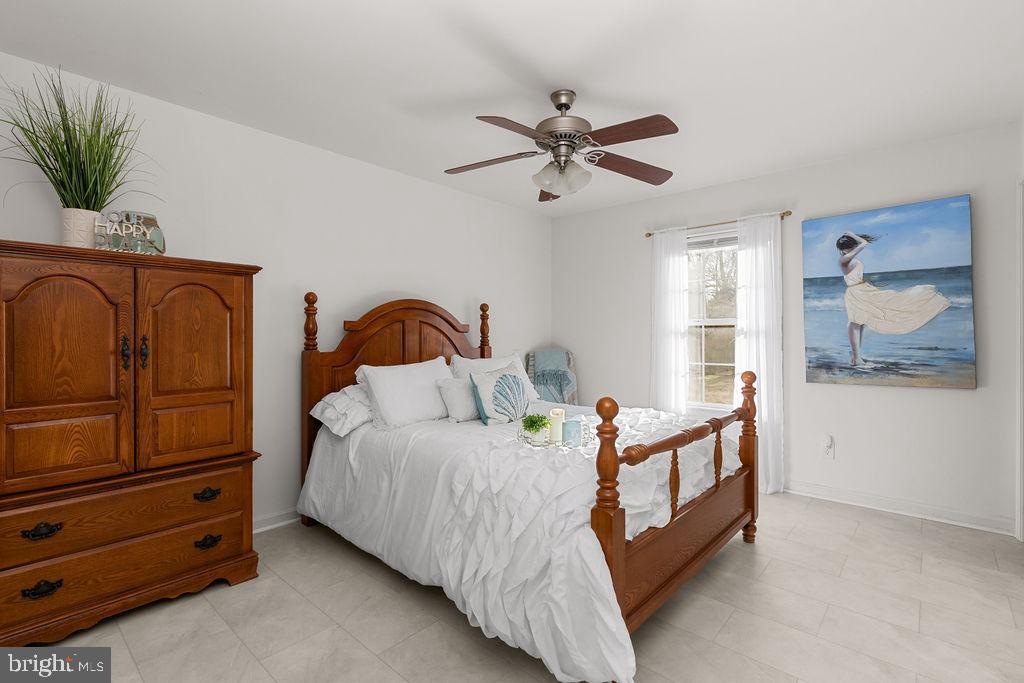 200 5th Street Colonial Beach, VA 22443 - Photo 23 of 45 Cozy bedroom with serene beach artwork.