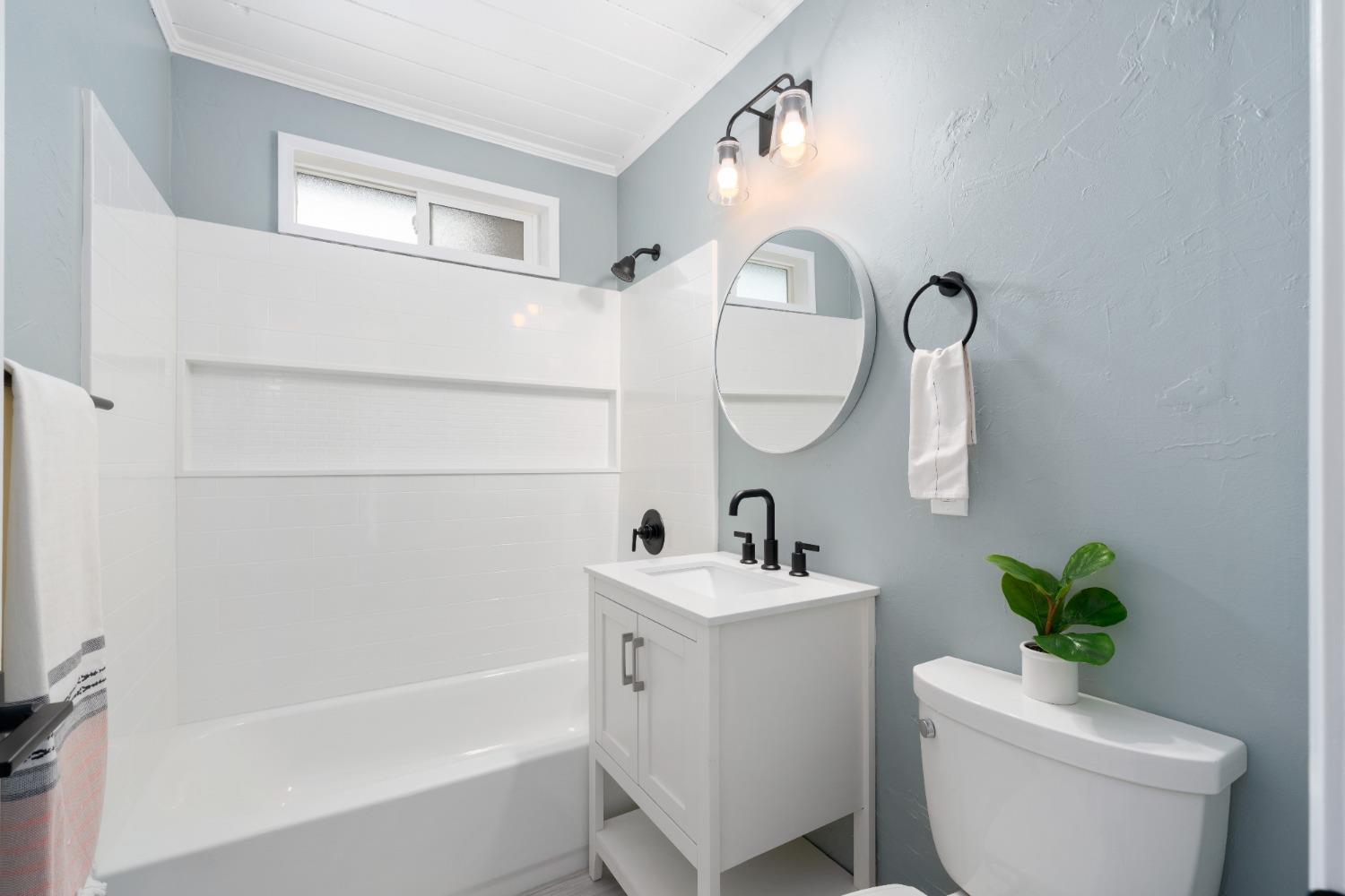 428 Q Q Rio Linda, CA 95673 - Photo 5 of 11 a bathroom with a toilet a sink and a bathtub