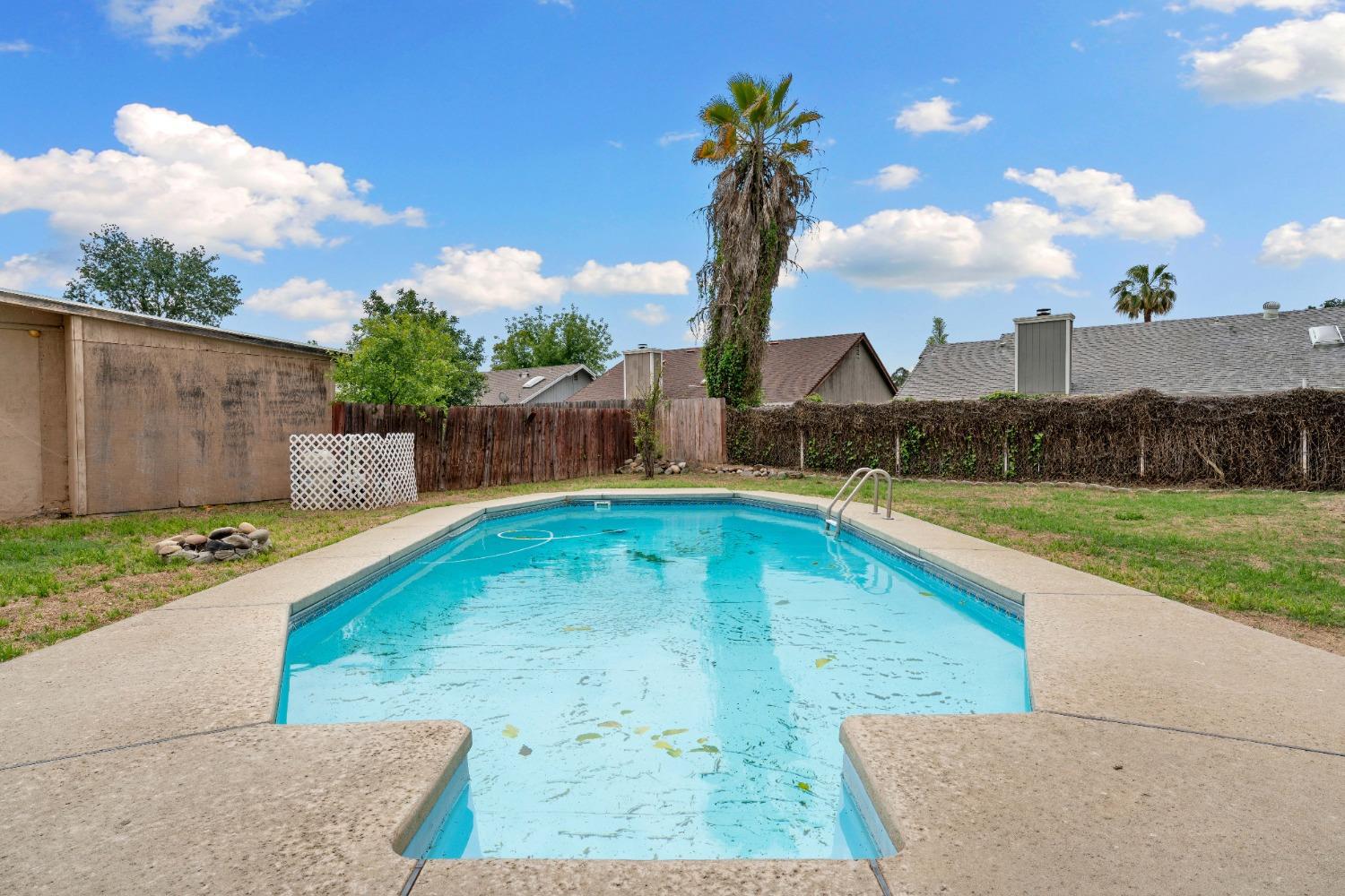 428 Q Q Rio Linda, CA 95673 - Photo 9 of 11 a view of a backyard with a garden and plants