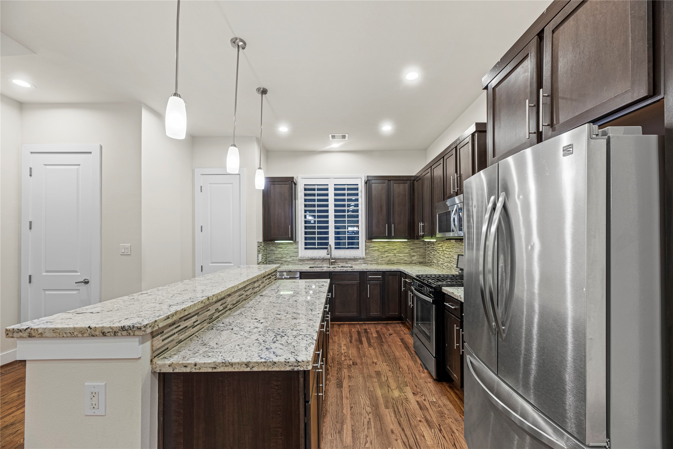 2513 B Garrow Street Houston, TX 77003 - Photo 12 of 29 Large breakfast bar with pendant lighting.