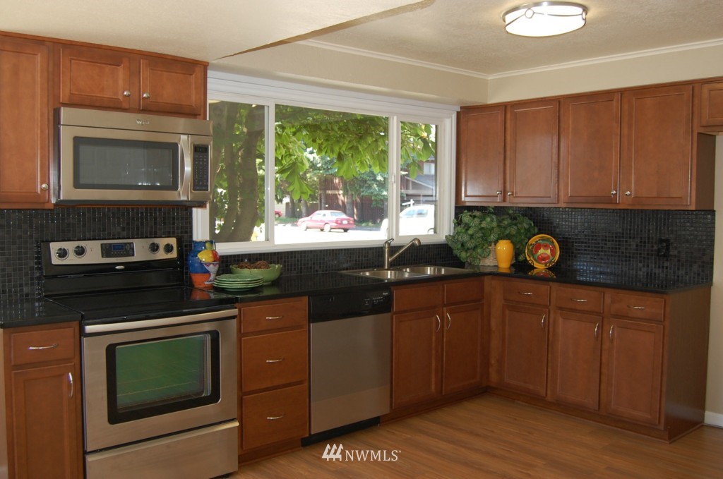 803 North 4th Street Renton, WA 98057 - Photo 5 of 15