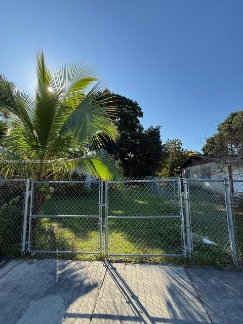 655 Southwest 6th Terrace Florida City, FL 33034 - Photo 3 of 15 a view of a garden