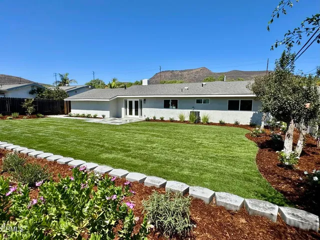 a view of a backyard