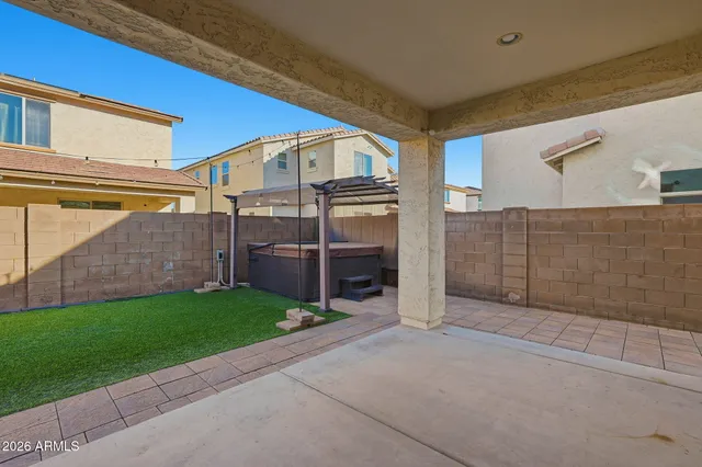 a view of a backyard