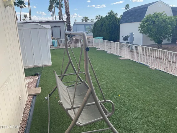 a view of a backyard