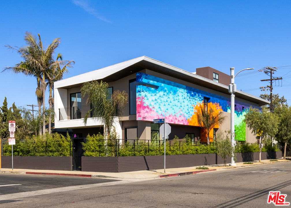 700 Brooks Avenue Venice, CA 90291 - Photo 2 of 53 a front view of house with street sign