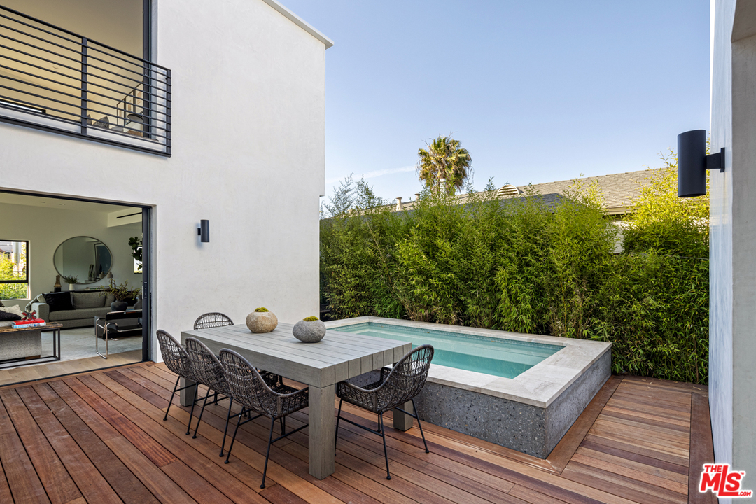 700 Brooks Avenue Venice, CA 90291 - Photo 14 of 53 a house view with a seating space