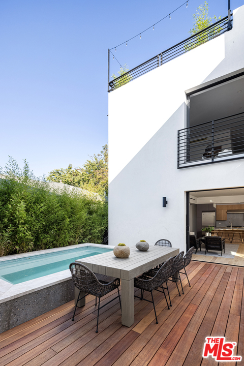 700 Brooks Avenue Venice, CA 90291 - Photo 15 of 53 a balcony view with a seating space