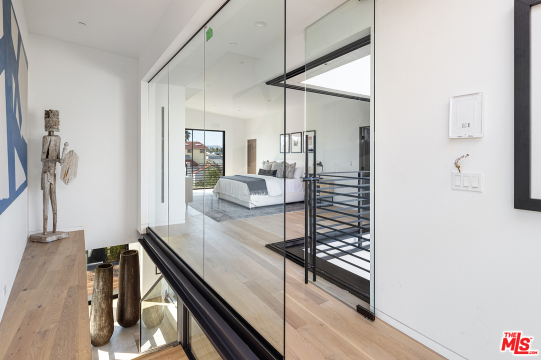 700 Brooks Avenue Venice, CA 90291 - Photo 26 of 53 a living room with furniture and a wooden floor