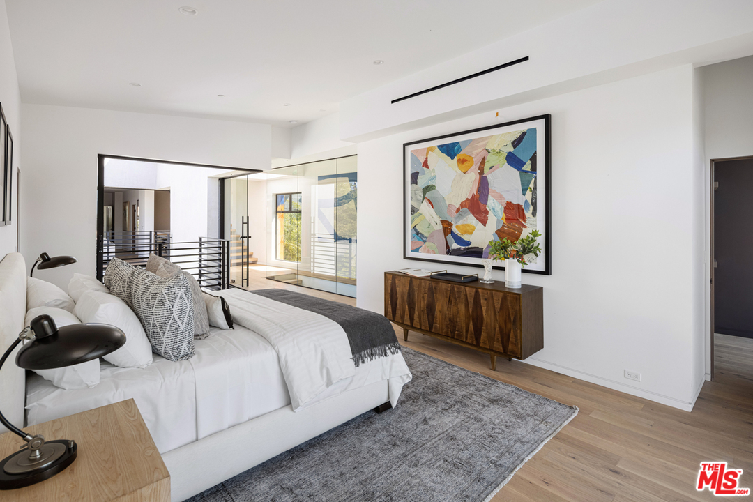 700 Brooks Avenue Venice, CA 90291 - Photo 28 of 53 a bedroom with a bed and wooden floor