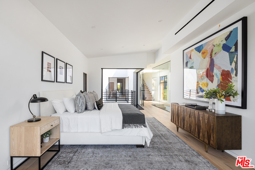 700 Brooks Avenue Venice, CA 90291 - Photo 29 of 53 a living room with furniture and a large window