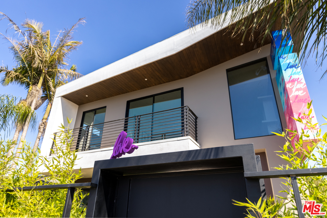 700 Brooks Avenue Venice, CA 90291 - Photo 4 of 53 a bathroom with a sink a mirror and a potted plant