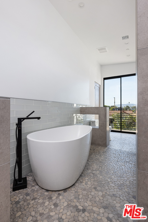 700 Brooks Avenue Venice, CA 90291 - Photo 31 of 53 a view of a bathtub in a room