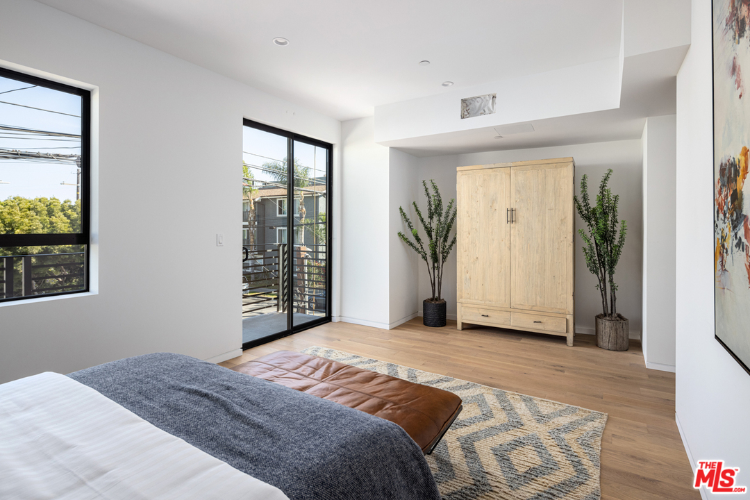 700 Brooks Avenue Venice, CA 90291 - Photo 37 of 53 a bedroom with a bed and a window