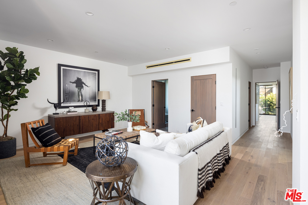 700 Brooks Avenue Venice, CA 90291 - Photo 40 of 53 a living room with furniture and a potted plant