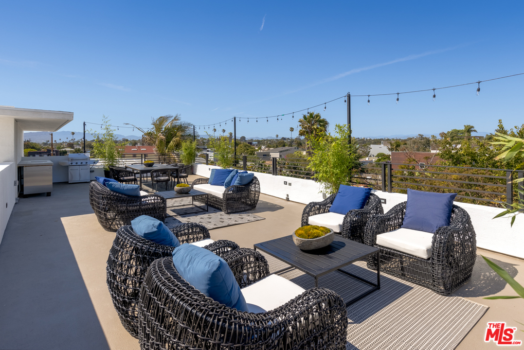 700 Brooks Avenue Venice, CA 90291 - Photo 43 of 53 a living room with furniture and a large window