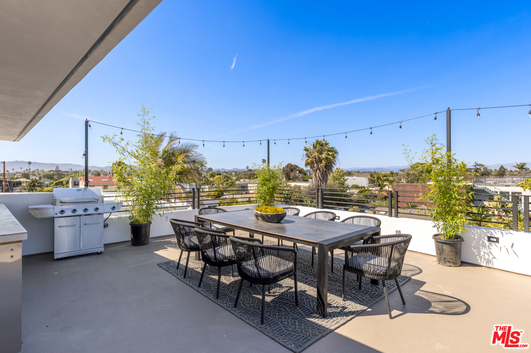 700 Brooks Avenue Venice, CA 90291 - Photo 44 of 53 a dinning table and chairs in the patio