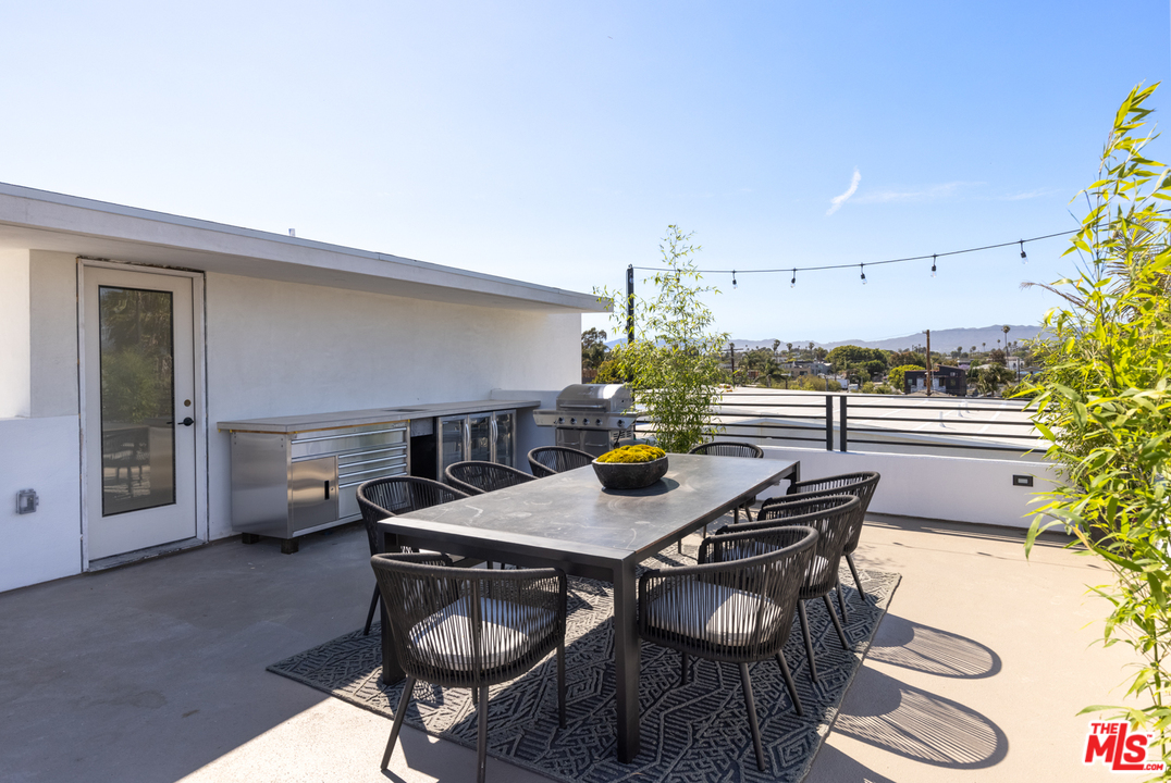 700 Brooks Avenue Venice, CA 90291 - Photo 46 of 53 a outdoor space with furniture