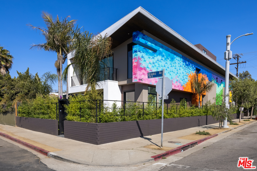 700 Brooks Avenue Venice, CA 90291 - Photo 47 of 53 a view of a house with a yard and tree