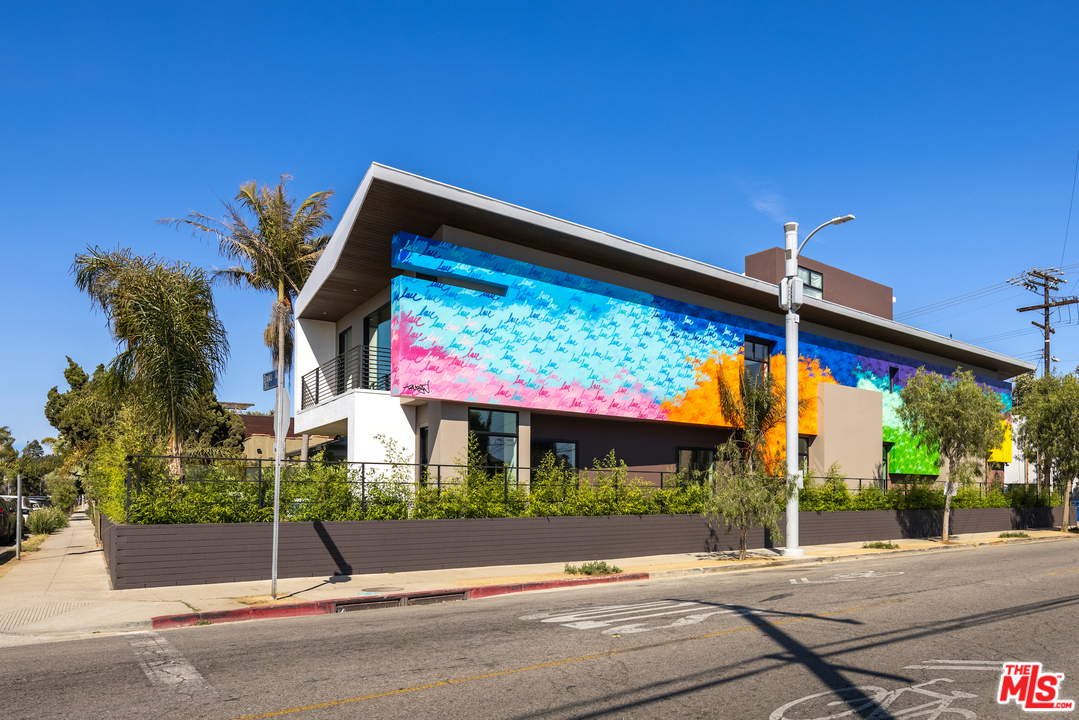 700 Brooks Avenue Venice, CA 90291 - Photo 53 of 53 a view of a house with a street