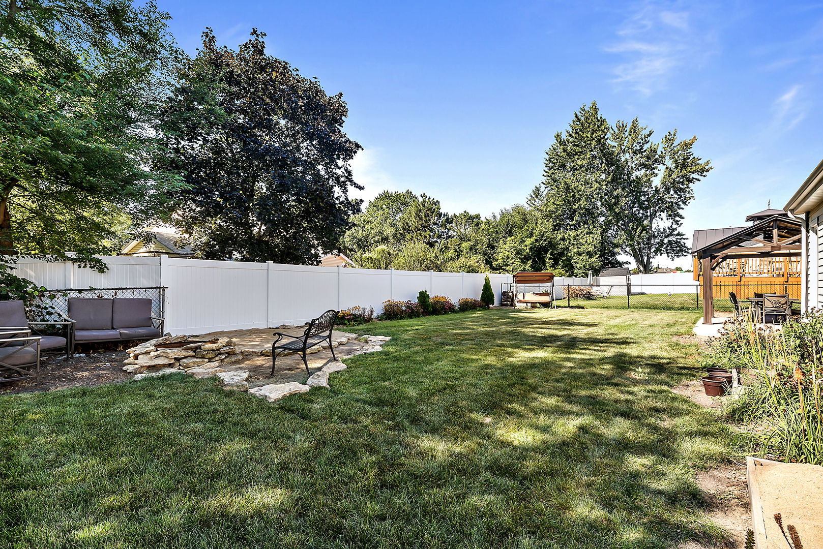 2255 Ridge Avenue Aurora, IL 60504 - Photo 28 of 28 a backyard of a house with table and chairs