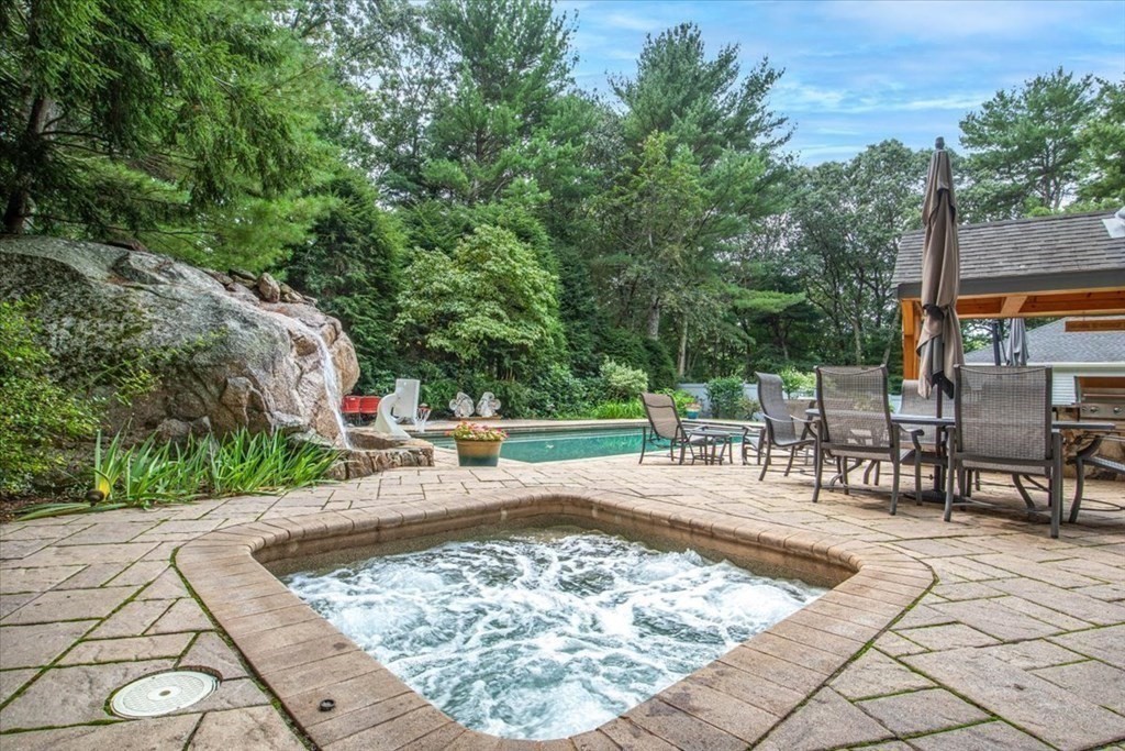 29 Manomet Road Sharon, MA 02067 - Photo 3 of 42 Gallery Image 3