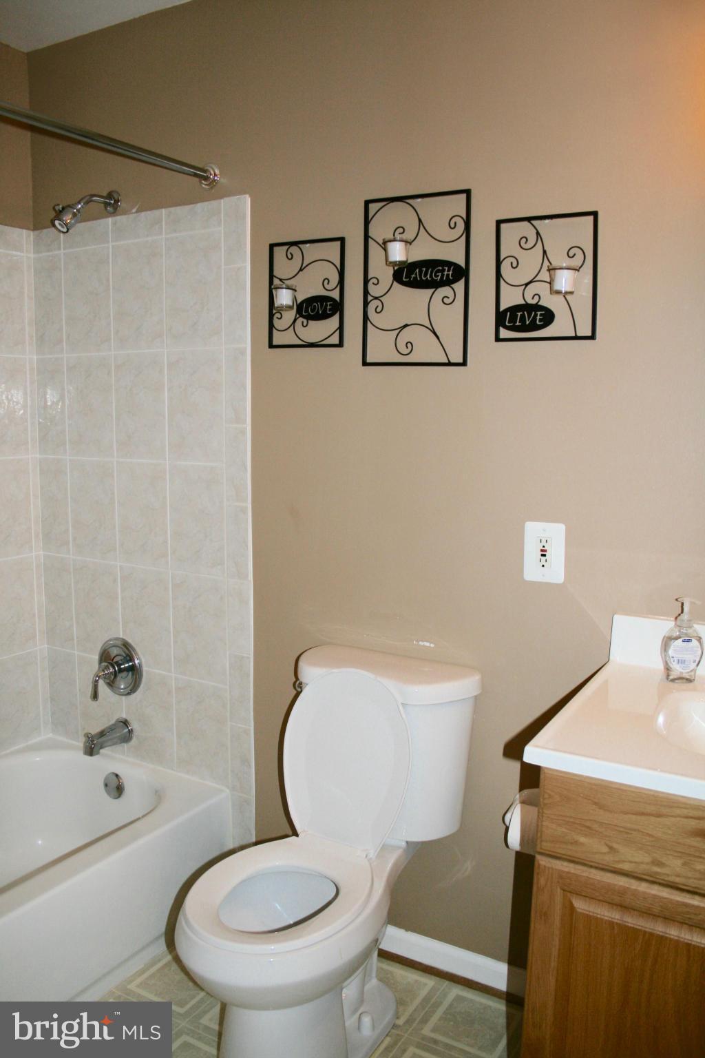 7617 Gresham Street Springfield, VA 22151 - Photo 9 of 28 Bath
