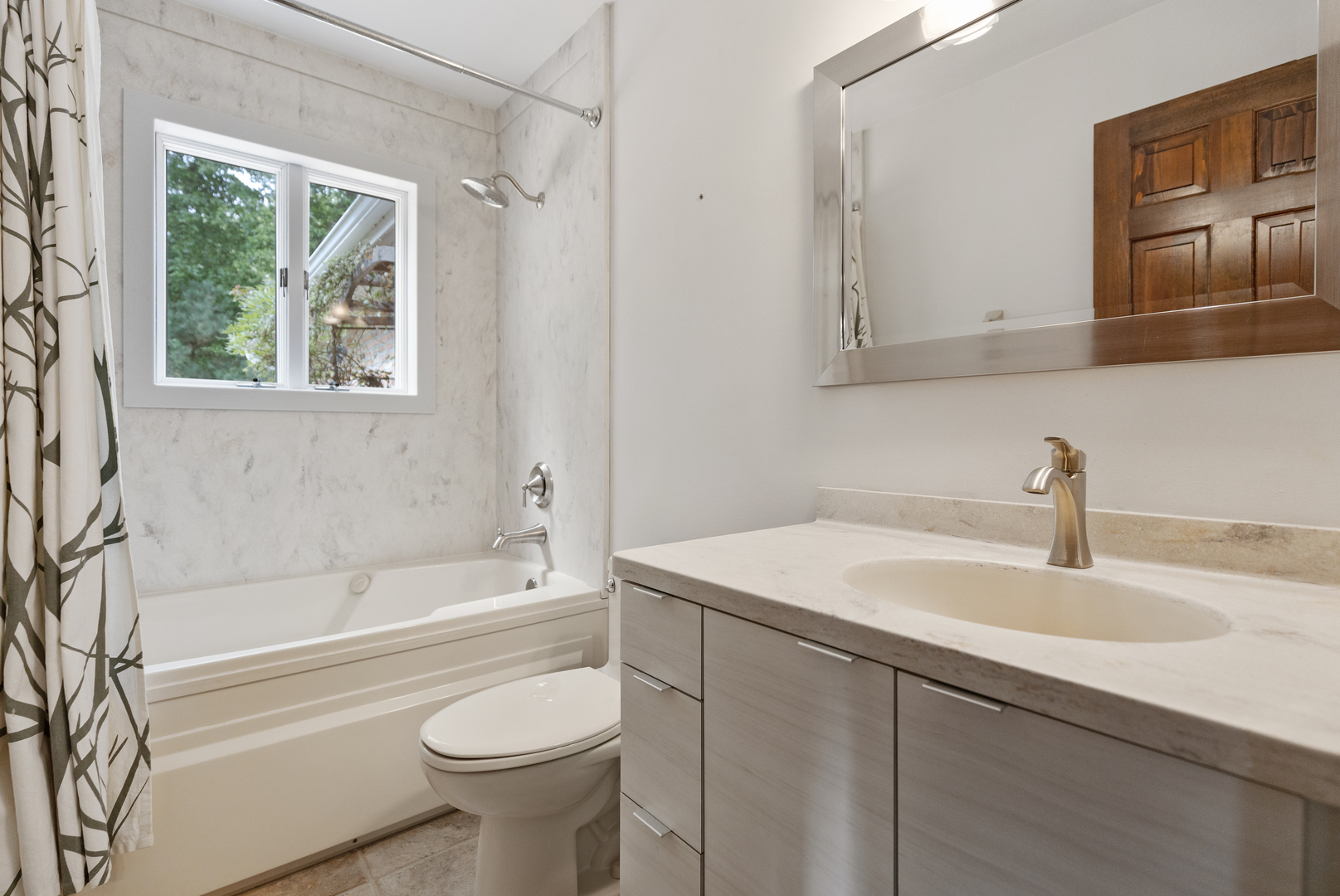 12929 Smith Road Manhattan, IL 60442 - Photo 23 of 41 a bathroom with a sink a toilet and a bathtub