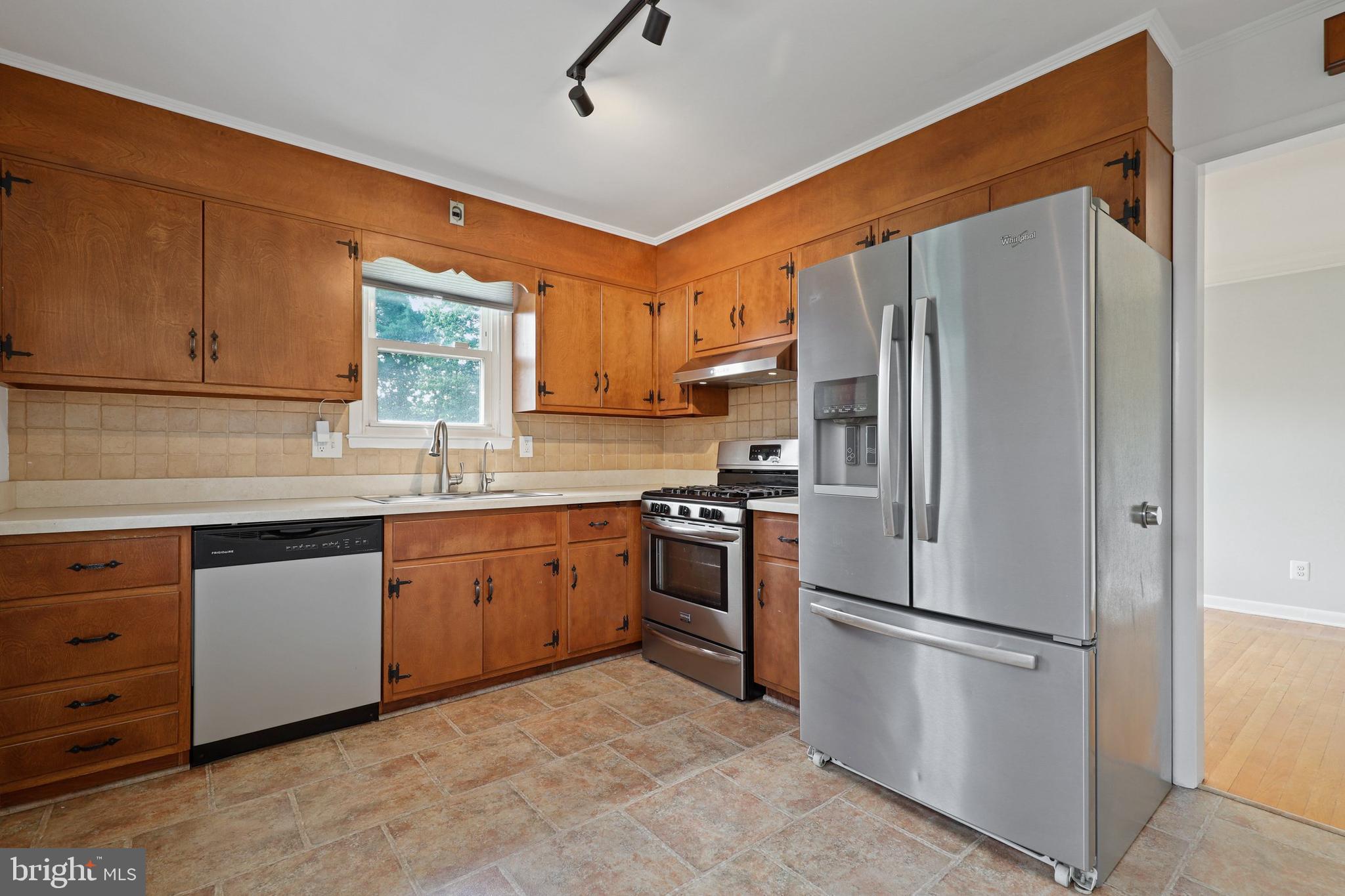 9515 Dawnvale Road Baltimore, MD 21236 - Photo 3 of 34