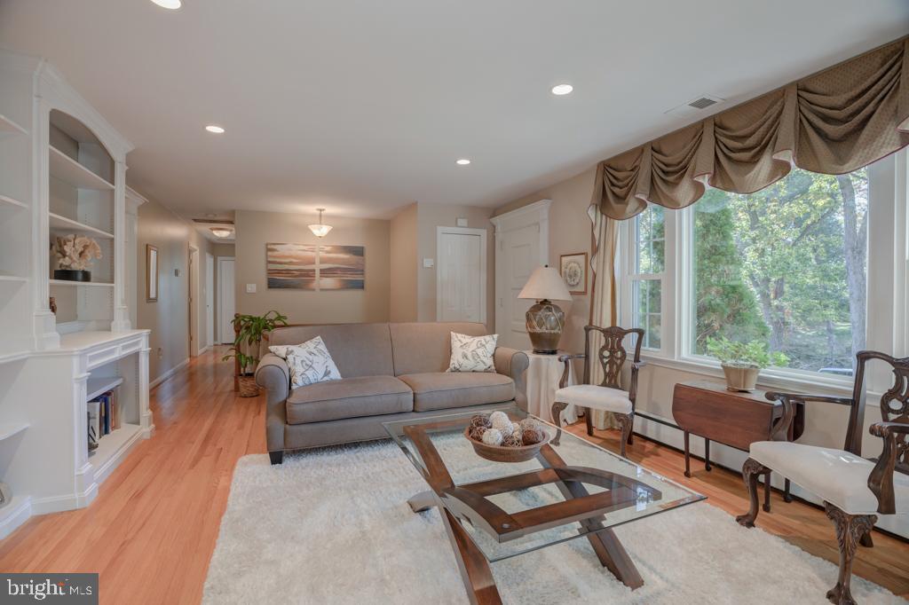 8113 Higham Road Lorton, VA 22079 - Photo 8 of 46 Living Room