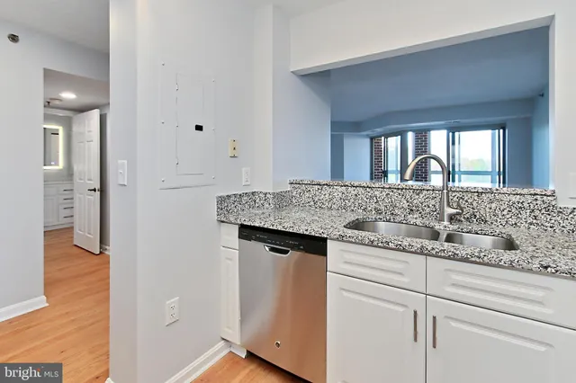 $425,000 | 2121 Jamieson Avenue, Unit 710, Alexandria, VA 22314