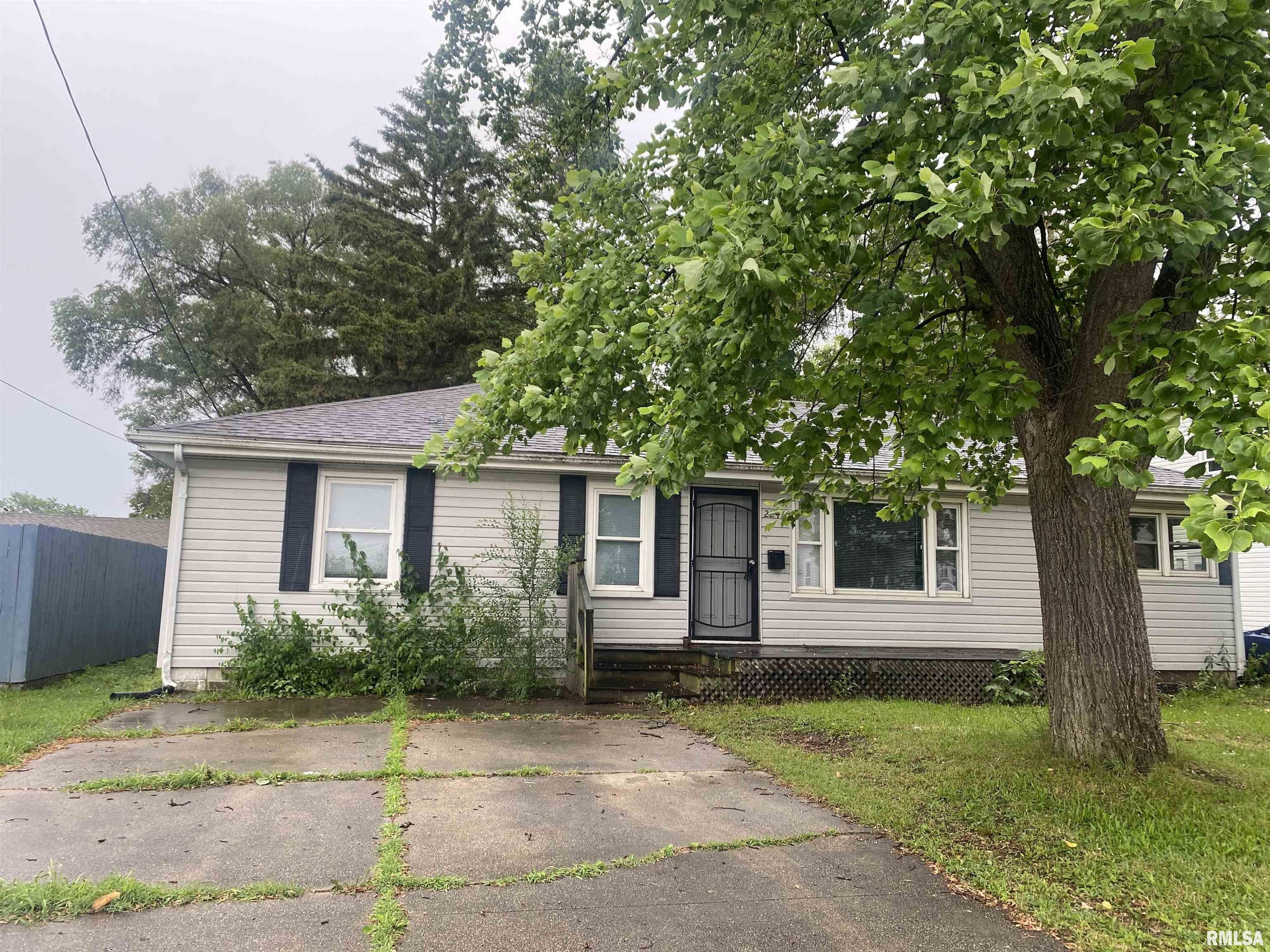 2240 North Sheridan Road Peoria, IL 61604 - Photo 1 of 33