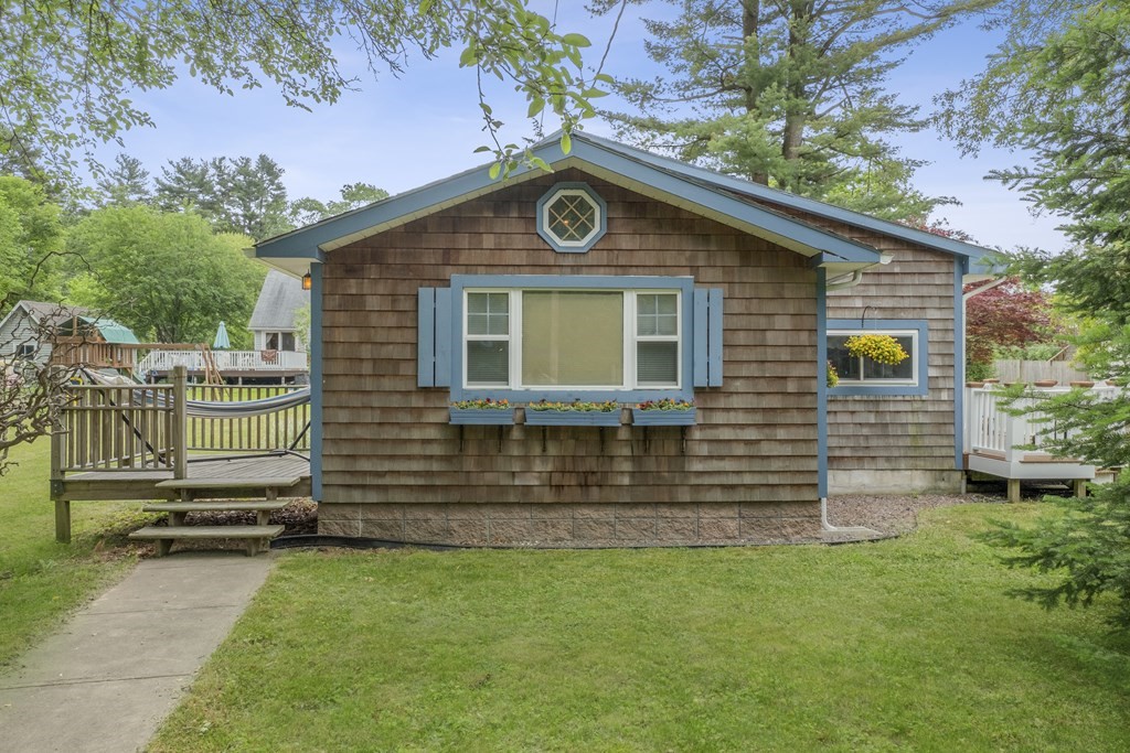 7 Chestnut Road Norfolk, MA 02056 - Photo 1 of 30 Gallery Image 1