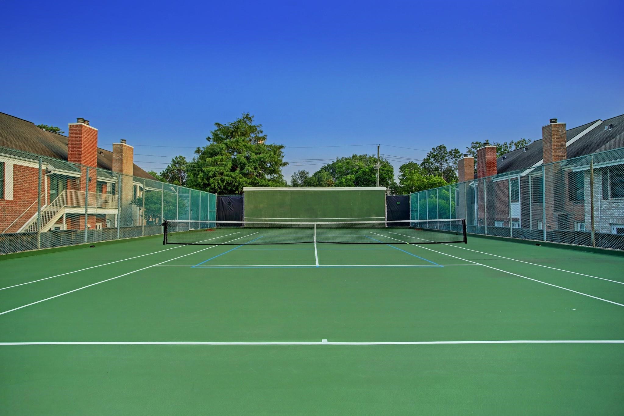 752 Augusta Drive, Unit 752 Houston, TX 77057 - Photo 18 of 19 One of two tennis courts.