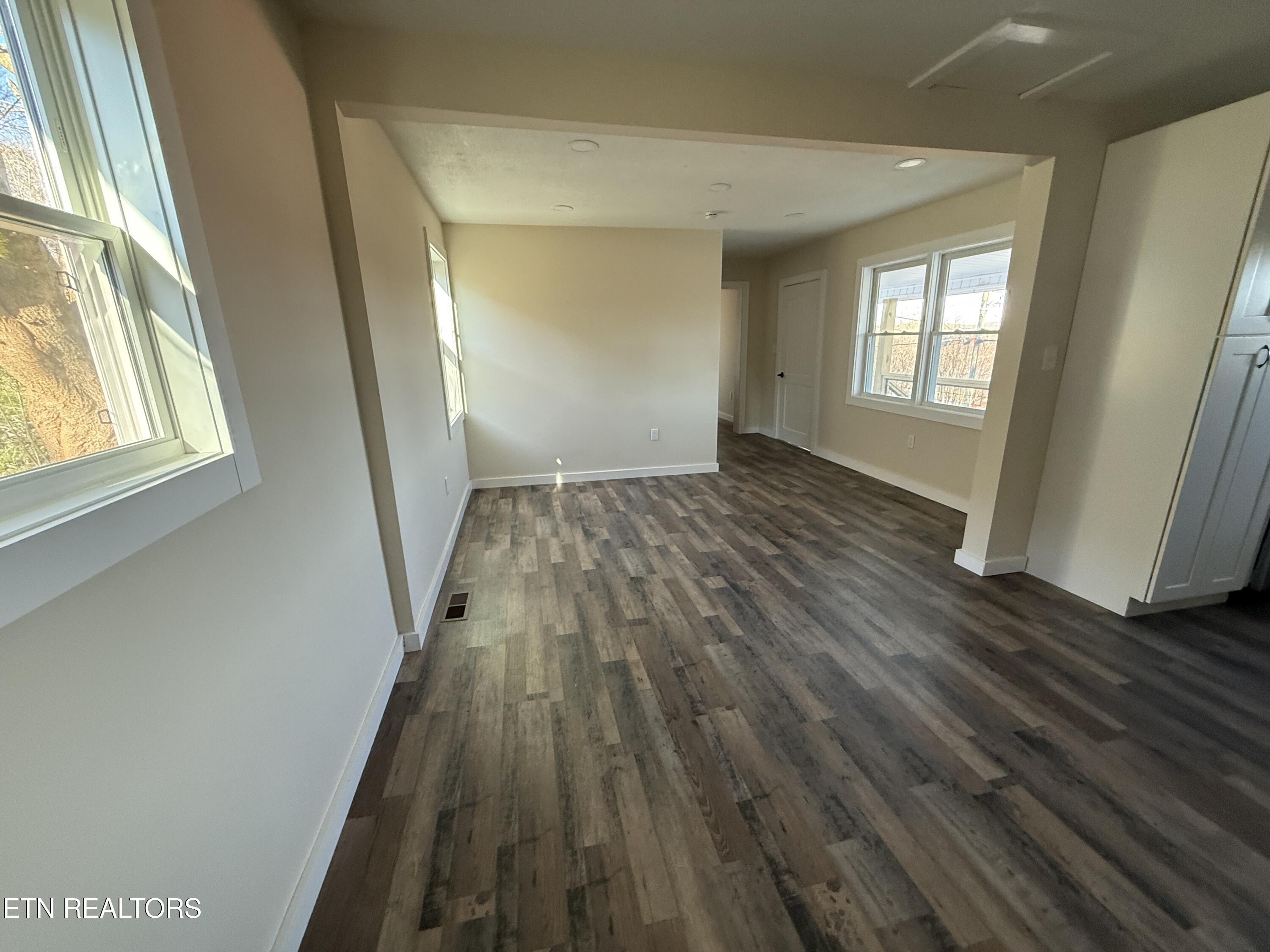 400 Collins Street Loudon, TN 37774 - Photo 3 of 22 Living room