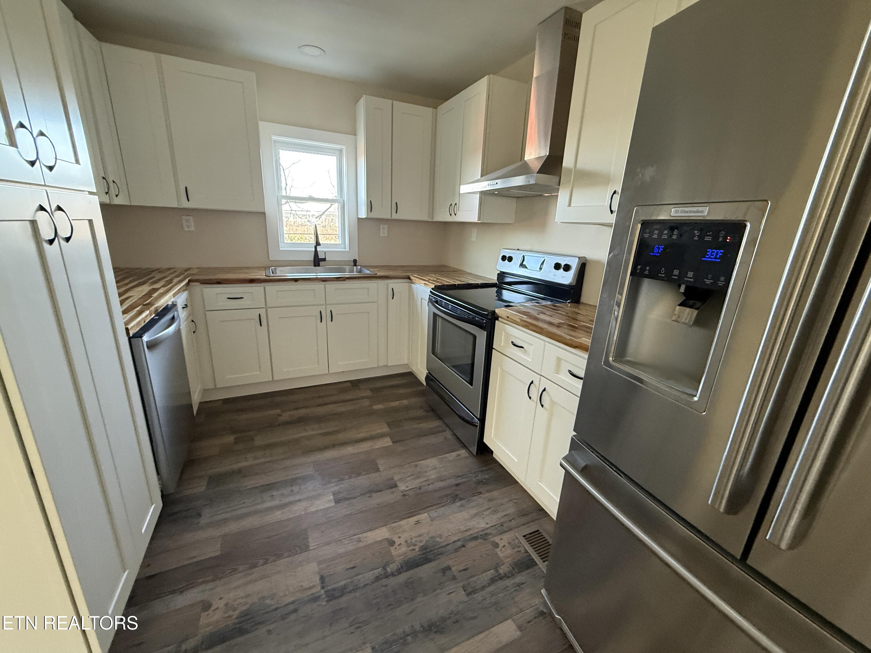 400 Collins Street Loudon, TN 37774 - Photo 4 of 22 Kitchen