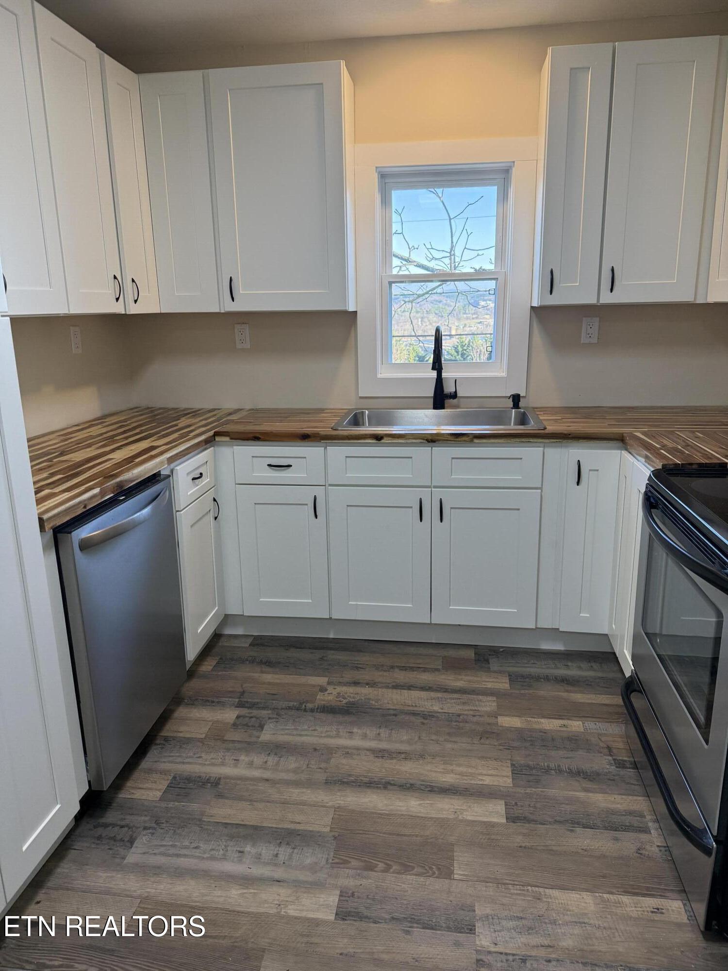 400 Collins Street Loudon, TN 37774 - Photo 5 of 22 Kitchen