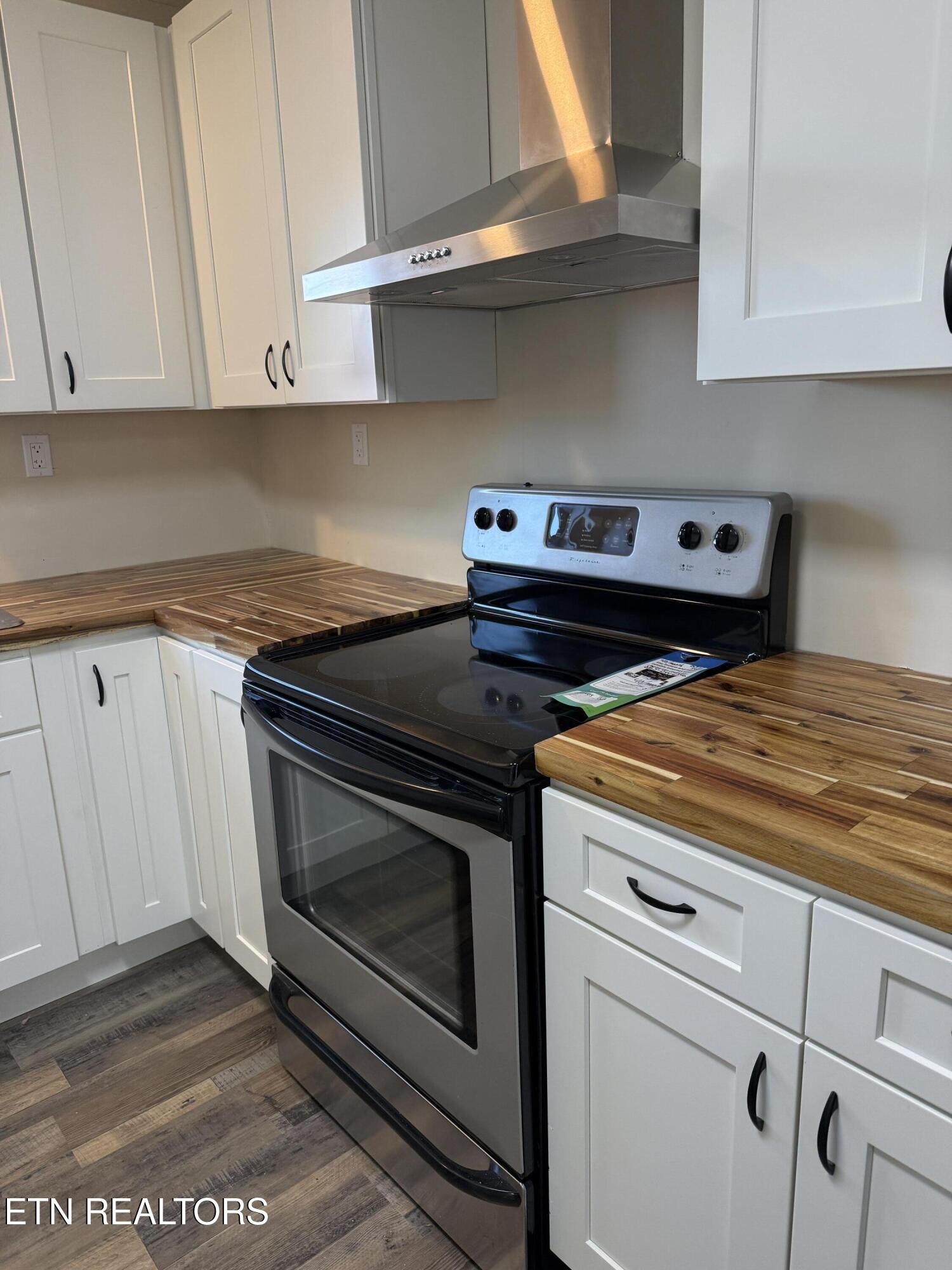 400 Collins Street Loudon, TN 37774 - Photo 6 of 22 Kitchen