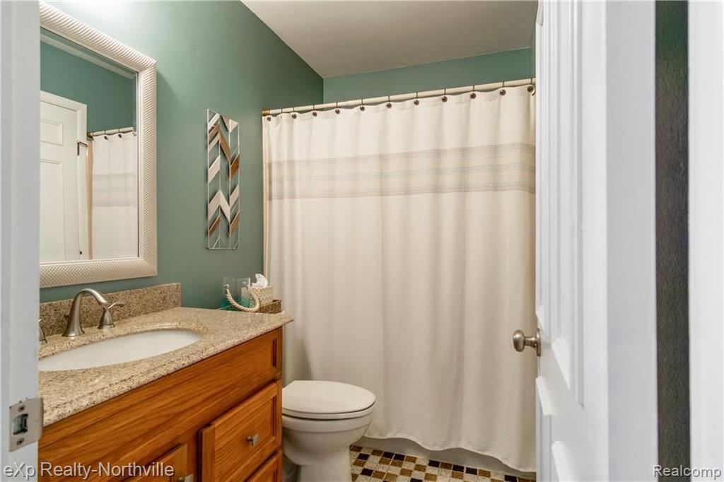 28122 Yorktown Road Farmington Hills, MI 48331 - Photo 11 of 15