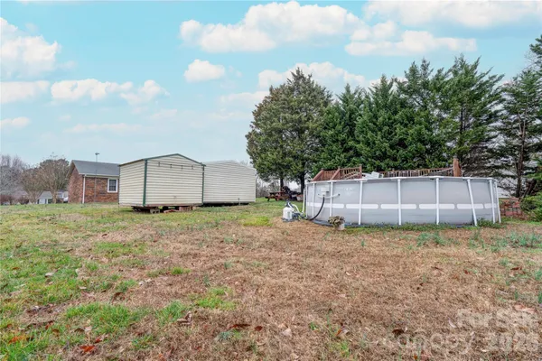 a house view with backyard space