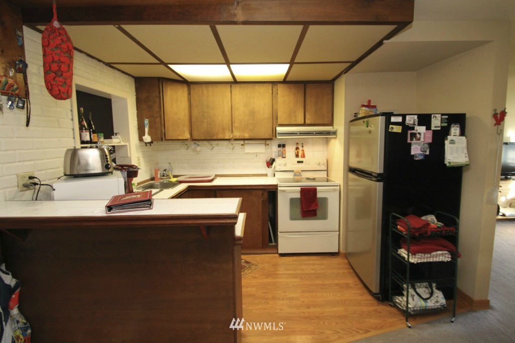 2404 Northeast 9th Place Renton, WA 98056 - Photo 3 of 13