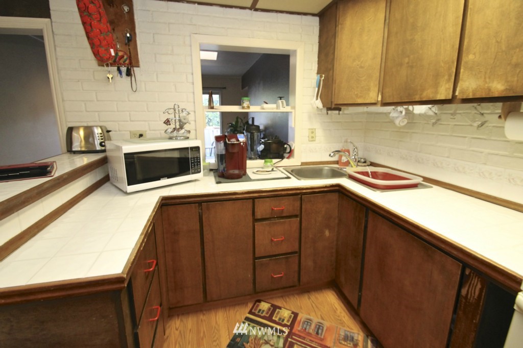 2404 Northeast 9th Place Renton, WA 98056 - Photo 4 of 13