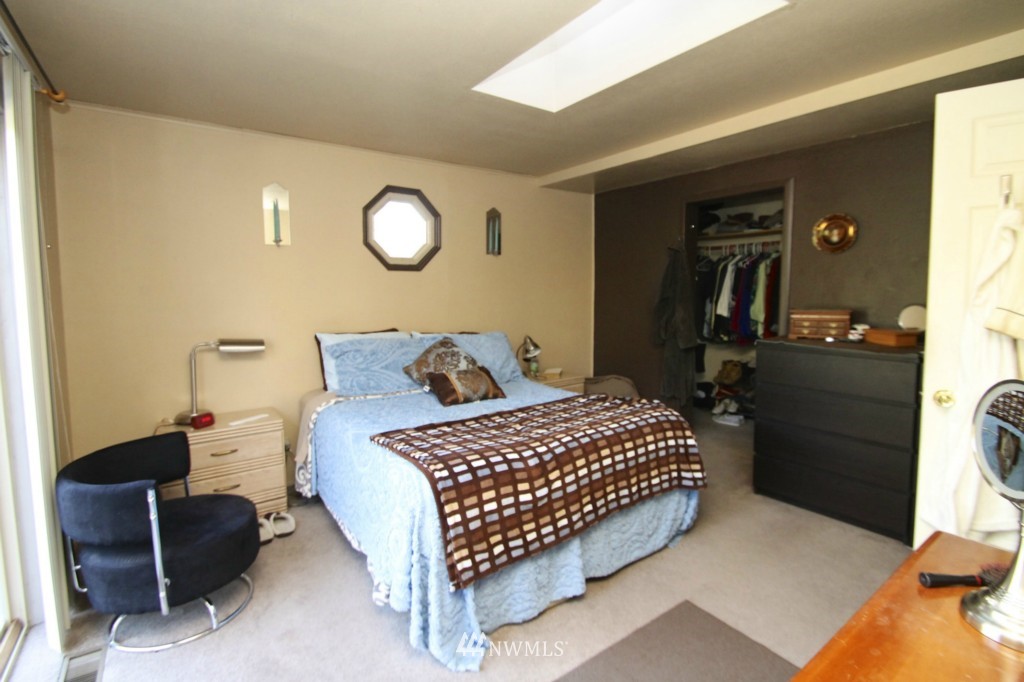 2404 Northeast 9th Place Renton, WA 98056 - Photo 7 of 13
