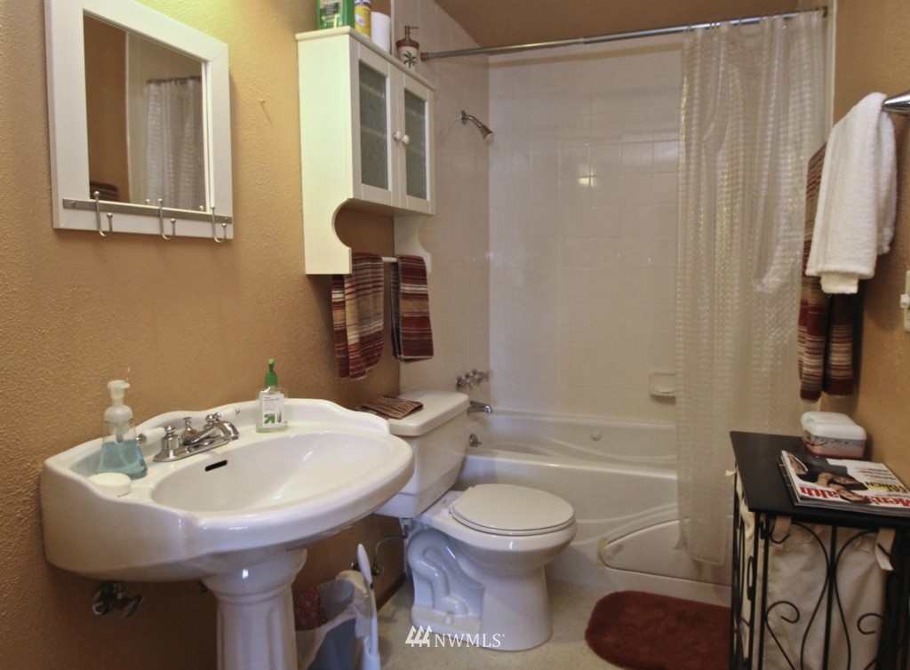 2404 Northeast 9th Place Renton, WA 98056 - Photo 8 of 13